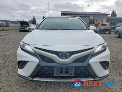 Piąte zdjęcie samochodu w środku: 2018 TOYOTA CAMRY XSE VIN:4T1B61HK4JU141288 - miniatura
