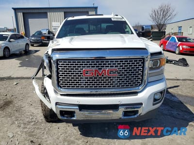 Piąte zdjęcie samochodu w środku: 2017 GMC SIERRA K2500 DENALI VIN:1GT12UEGXHF101180 - miniatura