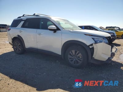 Czwarte zdjęcie samochodu z boku: 2022 NISSAN PATHFINDER SV VIN:5N1DR3BB3NC217597 - miniatura