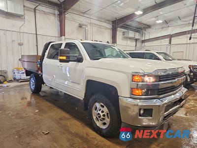 Czwarte zdjęcie samochodu z boku: 2015 CHEVROLET SILVERADO 2500 FLATBED TRUCK VIN:1GC1KVEG0FF531366 - miniatura