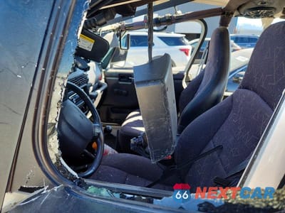 Zdjęcie 7 z 11 samochodu: 2001 JEEP WRANGLER / TJ SPORT VIN:1J4FA49S11P300748 - miniatura