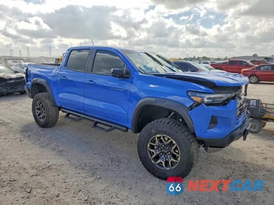 Czwarte zdjęcie samochodu z boku: 2025 CHEVROLET COLORADO ZR2 VIN:1GCPTFEKXS1203008 - miniatura
