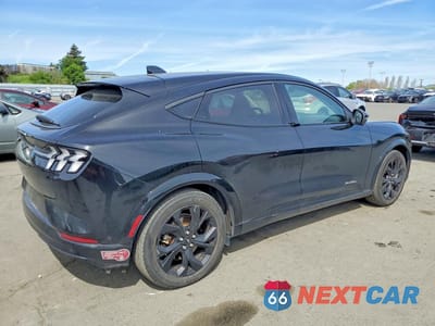 Trzecie zdjęcie samochodu z tyłu: 2023 FORD MUSTANG MACH-E PREMIUM VIN:3FMTK3SU7PMA33671 - miniatura