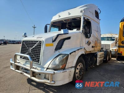 Drugie zdjęcie samochodu z przodu: 2014 VOLVO VNL SEMI TRUCK VIN:4V4NC9TG2EN176153 - miniatura