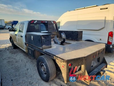 Trzecie zdjęcie samochodu z tyłu: 2019 RAM 2500 TRADESMAN FLATBED TRUCK VIN:3C6UR5HL0KG612076 - miniatura