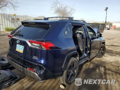 Trzecie zdjęcie samochodu z tyłu: 2020 TOYOTA RAV4 XSE HV VIN:JTMEWRFV2LV045323 - miniatura