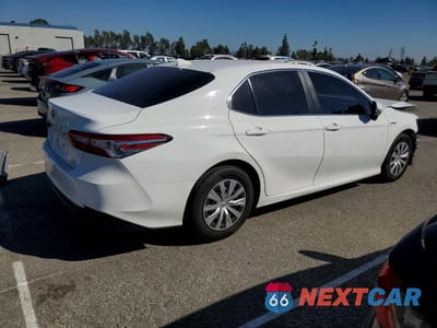 Trzecie zdjęcie samochodu z tyłu: 2020 TOYOTA CAMRY HYBRID LE VIN:4T1C31AK8LU528792 - miniatura