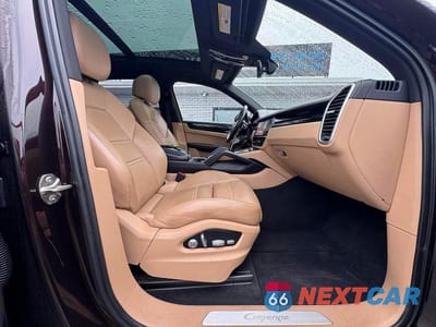 Piąte zdjęcie samochodu w środku: 2021 PORSCHE CAYENNE VIN:WP1AA2AY2MDA03187 - miniatura