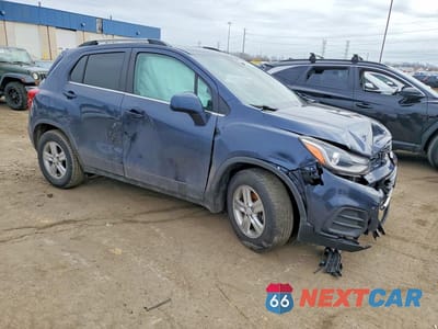 Czwarte zdjęcie samochodu z boku: 2018 CHEVROLET TRAX 1LT VIN:3GNCJLSB9JL288560 - miniatura