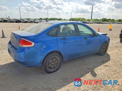 Trzecie zdjęcie samochodu z tyłu: 2010 FORD FOCUS SE VIN:1FAHP3FN2AW154703 - miniatura