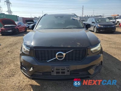 Piąte zdjęcie samochodu w środku: 2019 VOLVO XC40 T5 R-DESIGN VIN:YV4162UM2K2085570 - miniatura