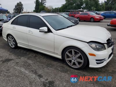 Czwarte zdjęcie samochodu z boku: 2013 MERCEDES-BENZ C 250 VIN:WDDGF4HB9DA783819 - miniatura