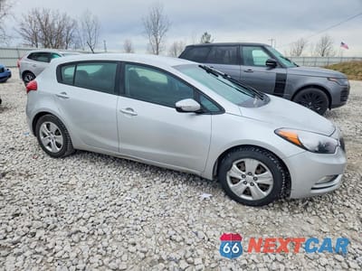 Czwarte zdjęcie samochodu z boku: 2016 KIA FORTE5 LX VIN:KNAFK5A86G5621579 - miniatura
