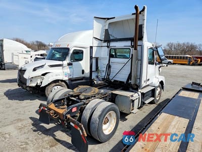 Czwarte zdjęcie samochodu z boku: 2017 VOLVO VNL SEMI TRUCK VIN:4V4N39TGXHN988160 - miniatura