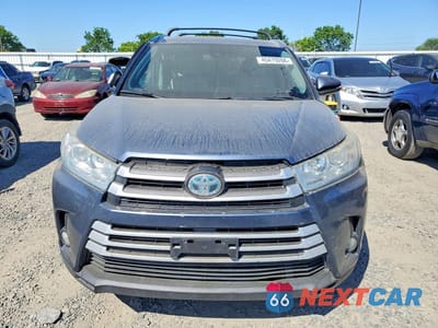 Piąte zdjęcie samochodu w środku: 2018 TOYOTA HIGHLANDER HYBRID XLE VIN:5TDJGRFH5JS045757 - miniatura