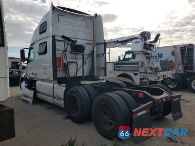 Trzecie zdjęcie samochodu z tyłu: 2018 VOLVO VN VNL VIN:4V4NC9EHXJN895182 - miniatura