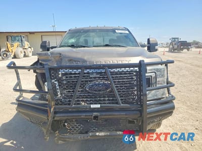 Piąte zdjęcie samochodu w środku: 2022 FORD F350 LARIAT VIN:1FT8W3DT5NEF23449 - miniatura