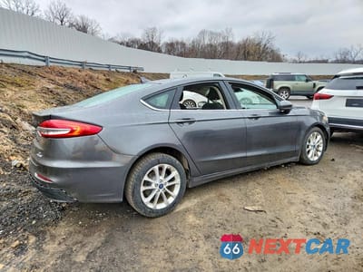 Trzecie zdjęcie samochodu z tyłu: 2019 FORD FUSION SE VIN:3FA6P0LU0KR204715 - miniatura