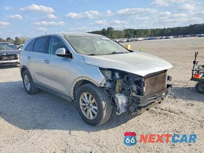 Czwarte zdjęcie samochodu z boku: 2019 KIA SORENTO LX V6 VIN:5XYPG4A5XKG492657 - miniatura
