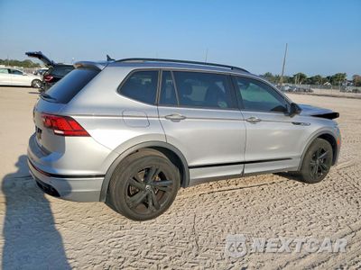 Trzecie zdjęcie samochodu z tyłu: 2023 VOLKSWAGEN TIGUAN SE R-LINE BLACK VIN:3VVCB7AX4PM073926 - miniatura
