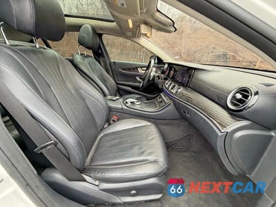 Piąte zdjęcie samochodu w środku: 2018 MERCEDES-BENZ E 300 4MATIC VIN:WDDZF4KB1JA424428 - miniatura