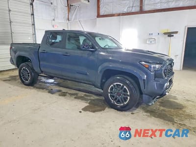 Czwarte zdjęcie samochodu z boku: 2025 TOYOTA TACOMA TRD SPORT VIN:3TMLB5JN5SM121153 - miniatura