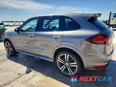 Drugie zdjęcie samochodu z przodu: 2013 PORSCHE CAYENNE GTS VIN:WP1AD2A2XDLA75568 - miniatura