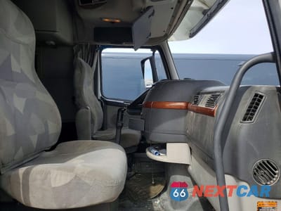 Piąte zdjęcie samochodu w środku: 2011 VOLVO VNL SEMI TRUCK VIN:4V4NC9EH5BN296935 - miniatura