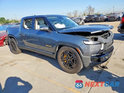 Czwarte zdjęcie samochodu z boku: 2023 RIVIAN R1T ADVENTURE VIN:7FCTGAAA4PN001004 - miniatura