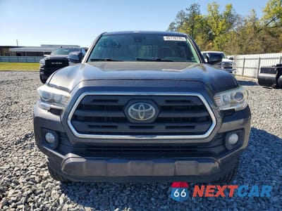 Piąte zdjęcie samochodu w środku: 2018 TOYOTA TACOMA SR5 V6 VIN:3TMAZ5CNXJM075754 - miniatura
