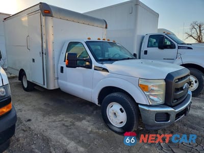 Czwarte zdjęcie samochodu z boku: 2013 FORD F350 SUPER DUTY BOX TRUCK VIN:1FDRF3G63DEA20295 - miniatura