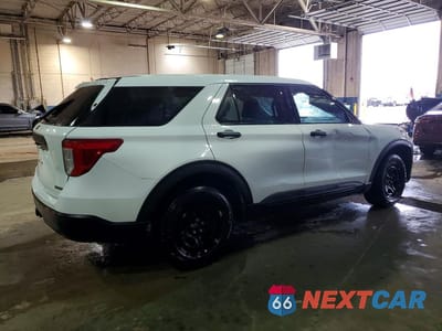 Trzecie zdjęcie samochodu z tyłu: 2024 FORD EXPLORER POLICE INTERCEPTOR VIN:1FM5K8AB3RGA74284 - miniatura