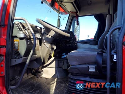 Piąte zdjęcie samochodu w środku: 2019 VOLVO VNL SEMI TRUCK VIN:4V4NC9EH2KN904085 - miniatura
