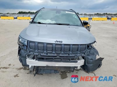 Piąte zdjęcie samochodu w środku: 2022 JEEP COMPASS LATITUDE VIN:3C4NJDBB4NT228618 - miniatura