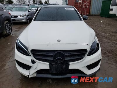 Piąte zdjęcie samochodu w środku: 2017 MERCEDES-BENZ C 300 4MATIC VIN:55SWF4KB2HU204146 - miniatura