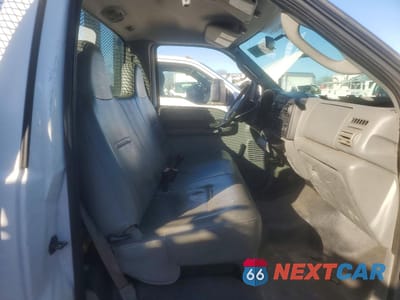 Piąte zdjęcie samochodu w środku: 2006 FORD F350 SUPER DUTY FLATBED TRUCK VIN:1FDWF36P76EC38028 - miniatura