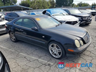 Czwarte zdjęcie samochodu z boku: 1999 MERCEDES-BENZ CLK 320 VIN:WDBLJ65G7XF086058 - miniatura