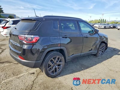 Trzecie zdjęcie samochodu z tyłu: 2026 JEEP COMPASS LATITUDE VIN:3C4NJDBN6TT200455 - miniatura