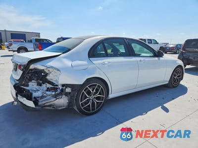 Trzecie zdjęcie samochodu z tyłu: 2022 MERCEDES-BENZ E 350 VIN:W1KZF8DB9NB044872 - miniatura
