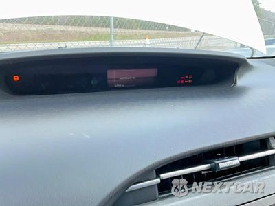 Zdjęcie 8 z 10 samochodu: 2014 TOYOTA PRIUS TWO VIN:JTDKN3DU3E0390320 - miniatura