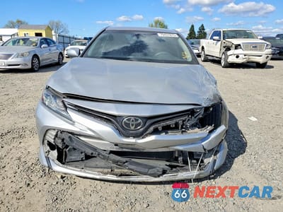 Piąte zdjęcie samochodu w środku: 2018 TOYOTA CAMRY LE VIN:4T1B11HK9JU604881 - miniatura