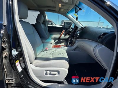 Piąte zdjęcie samochodu w środku: 2013 TOYOTA HIGHLANDER HYBRID LIMITED VIN:JTEDC3EH0D2015337 - miniatura