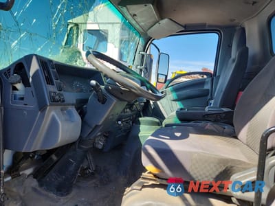 Piąte zdjęcie samochodu w środku: 2015 ISUZU NPR HD VIN:54DC4W1B1FS804451 - miniatura