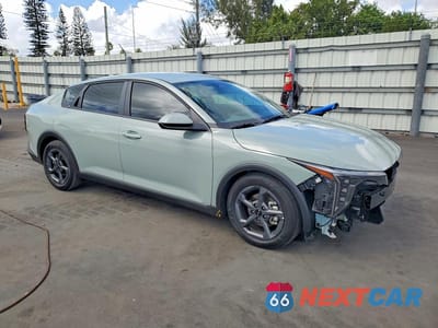 Czwarte zdjęcie samochodu z boku: 2025 KIA K4 LXS VIN:3KPFT4DE8SE216204 - miniatura