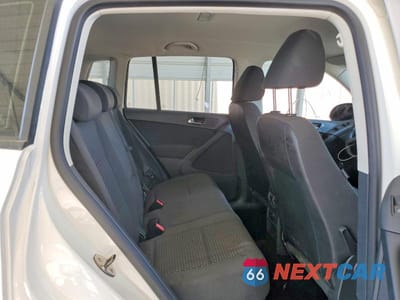 Zdjęcie 11 z 12 samochodu: 2010 VOLKSWAGEN TIGUAN S VIN:WVGAV7AXXAW538175 - miniatura