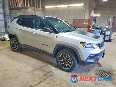 Czwarte zdjęcie samochodu z boku: 2025 JEEP COMPASS TRAILHAWK VIN:3C4NJDDN3ST564134 - miniatura