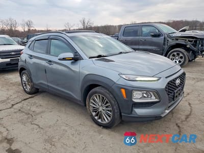 Czwarte zdjęcie samochodu z boku: 2020 HYUNDAI KONA SEL PLUS VIN:KM8K6CAA9LU519024 - miniatura