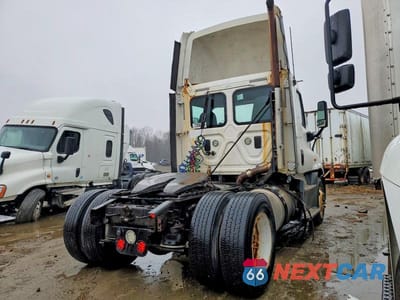 Czwarte zdjęcie samochodu z boku: 2016 FREIGHTLINER CASCADIA 125 SEMI TRUCK VIN:1FUBGEDV5GLHC5682 - miniatura