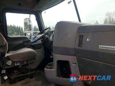 Piąte zdjęcie samochodu w środku: 2017 MACK CXU612 SEMI TRUCK VIN:1M1AW01X4HM009903 - miniatura