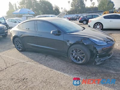Czwarte zdjęcie samochodu z boku: 2023 TESLA MODEL 3 VIN:5YJ3E1EA0PF493857 - miniatura